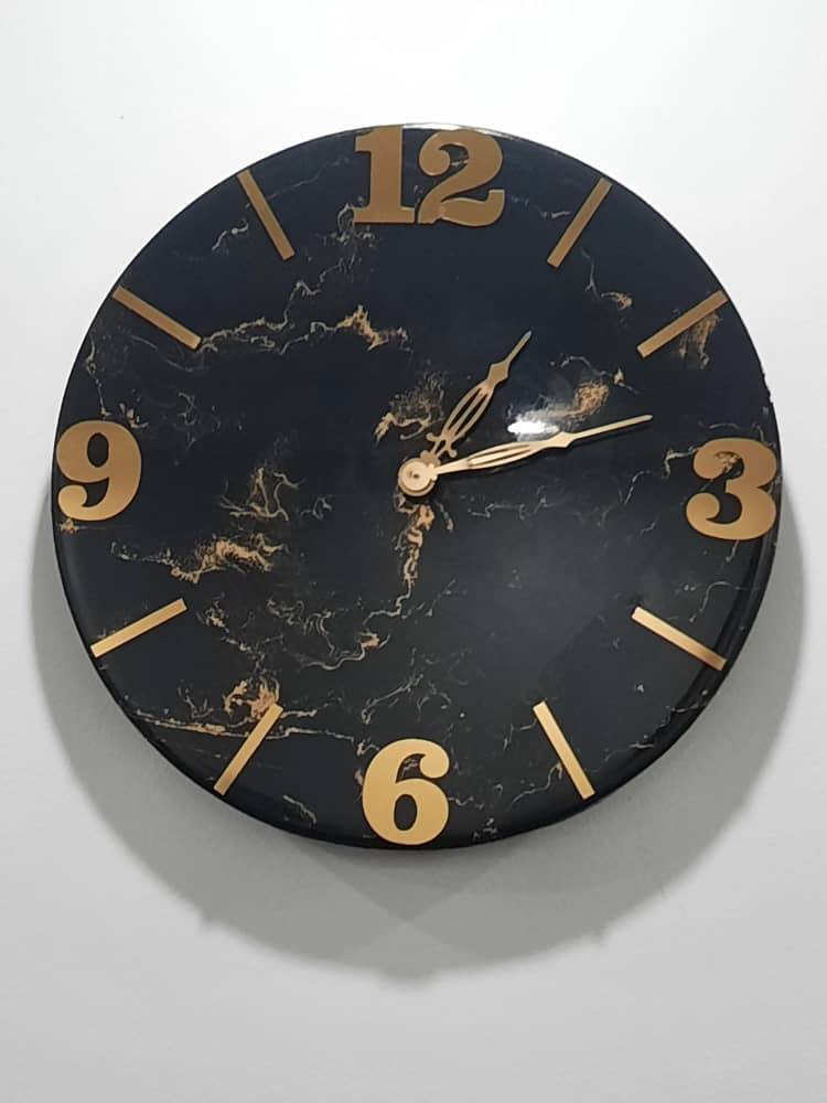 ساعت دیواری رزینی طرح مرمر مشکی‌ـ‌طلایی