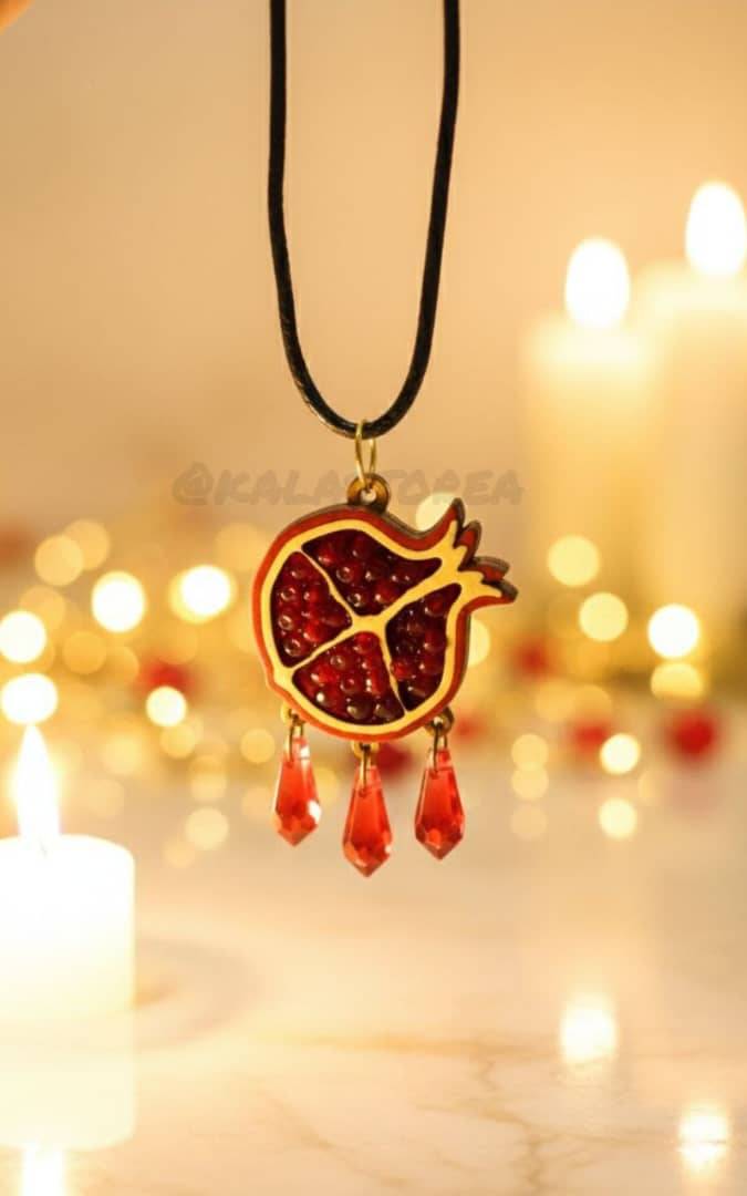 گردنبند انار یلدا چوبی رزینی طرح دانه کریستالی (دست‌ساز)