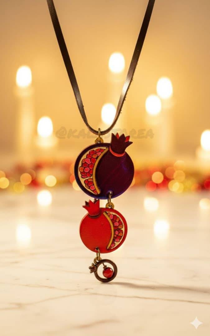 گردنبند دو اناری دست‌ساز یلدا – طرح سنتی چوب و رزین