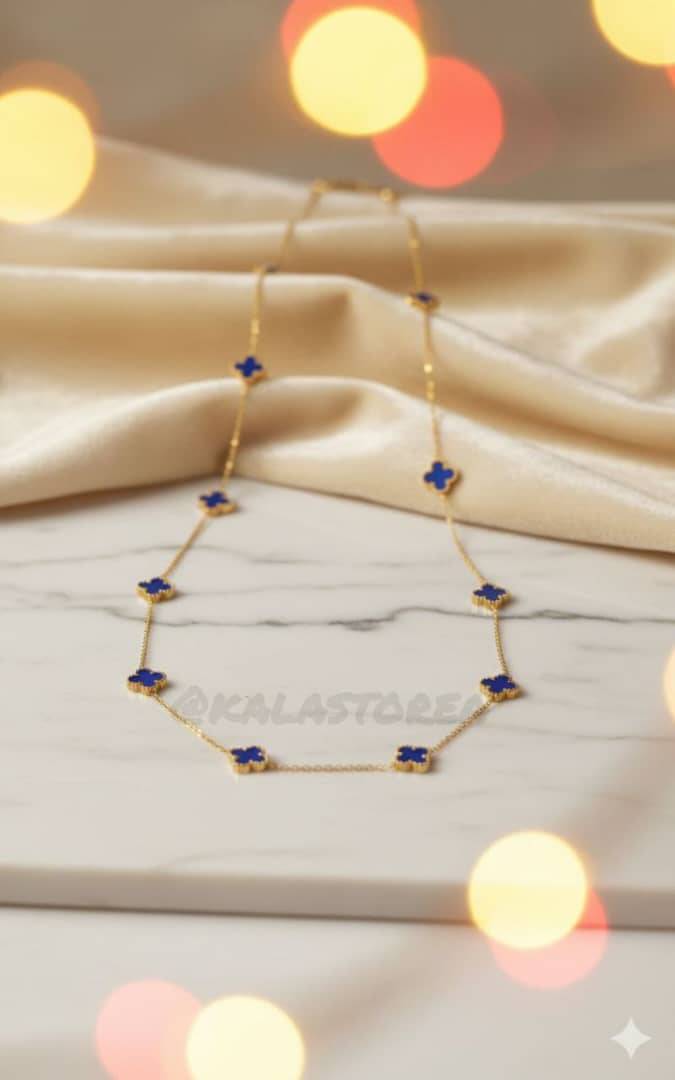 گردنبند طلایی طرح چهار برگ با نگین‌های آبی لاجوردی